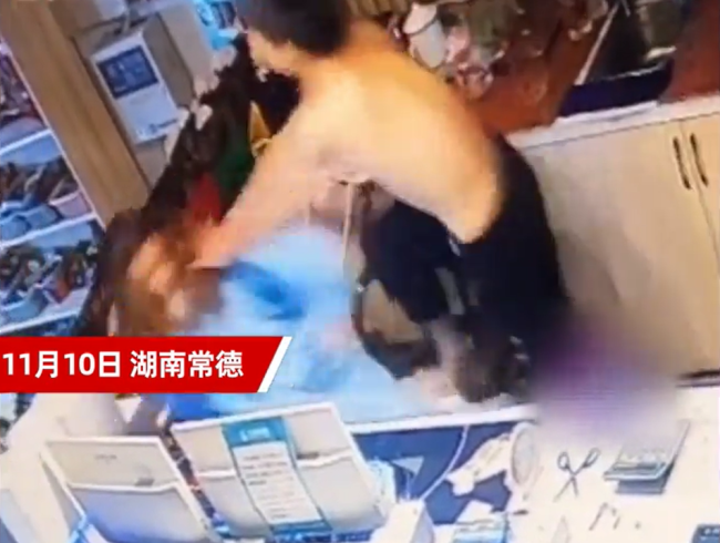 女子代班被赤裸上身男子扇耳光，已报警