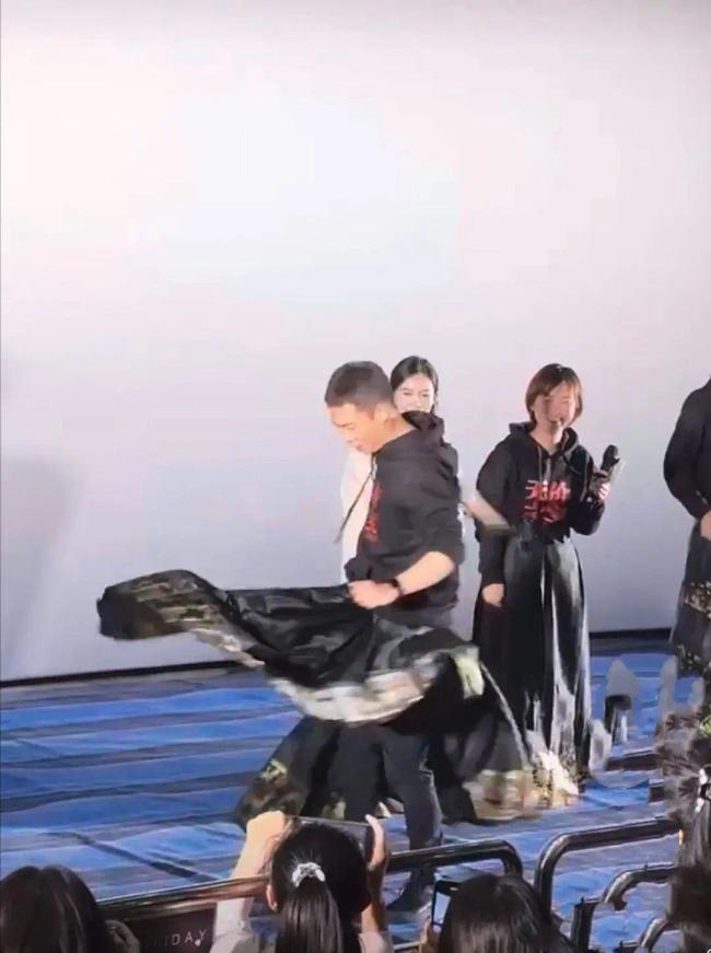 张译在西安路演穿马面裙 网友大呼：太有魅力了