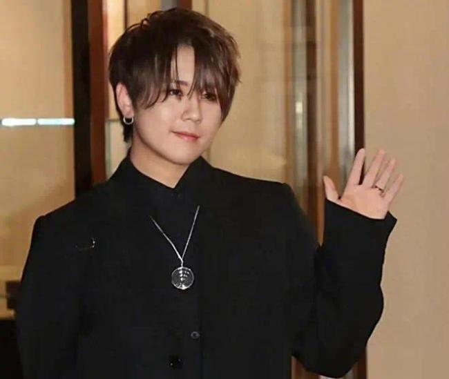 香港顶流姜涛被质疑假唱 回怼网友挂照片后又向对方道歉