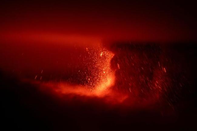 欧洲最高活火山再次喷发，喷出岩浆和火山灰