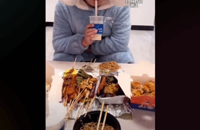 父母趁孩子睡着点外卖偷吃被发现