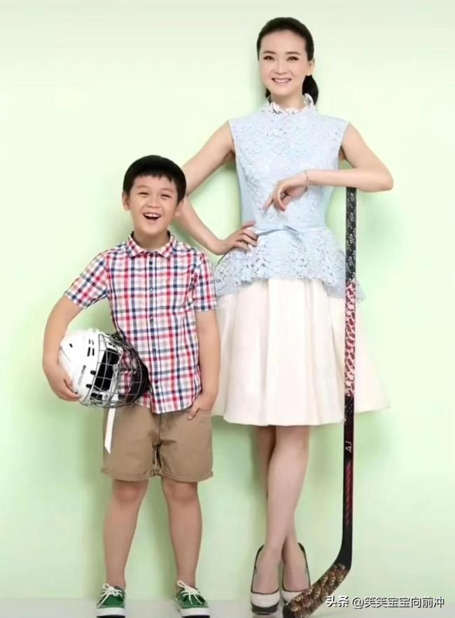 王艳晒与儿子的合照附文一路牵着你慢慢长大4