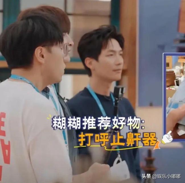 王栎鑫新综艺《快乐老友记》中带呼吸机上节目 