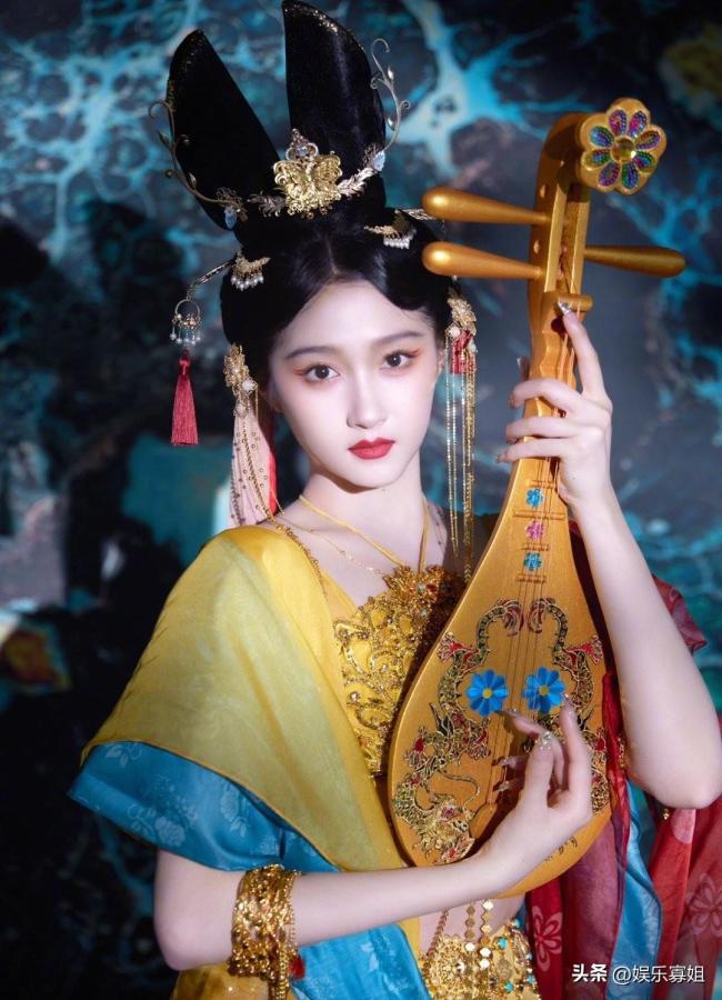 关晓彤《王牌对王牌》cos敦煌飞天 身披彩绸翩跹起舞