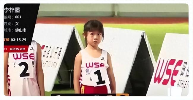 其中,来自广东佛山的七岁小选手李梓墨以三分十一秒的成绩跑完八百米