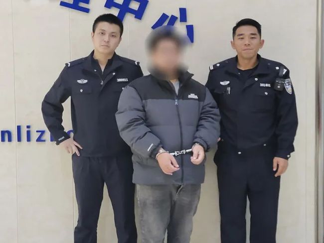 男子心情烦闷用指甲划伤18辆车警方抓捕金刚狼