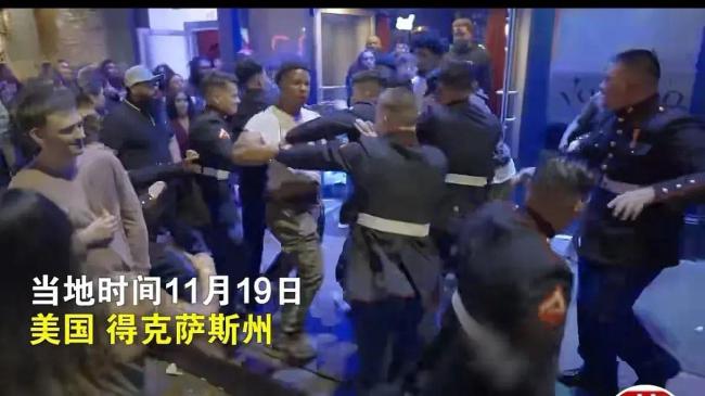美国士兵被曝夜店外与平民打架 在冲突过程中，白衬衫男子用拳头猛击士兵