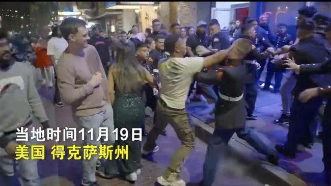 美国士兵被曝夜店外与平民打架 在冲突过程中，白衬衫男子用拳头猛击士兵