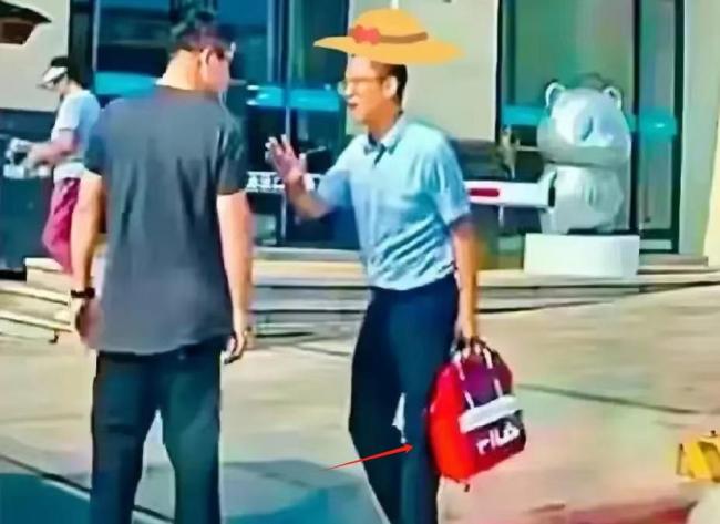 奔驰车“卡路里”引热议, 市民希望这处出口尽快整改