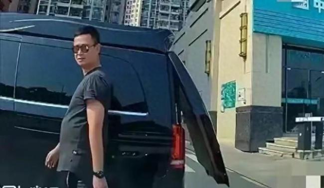 奔驰车“卡路里”引热议, 市民希望这处出口尽快整改