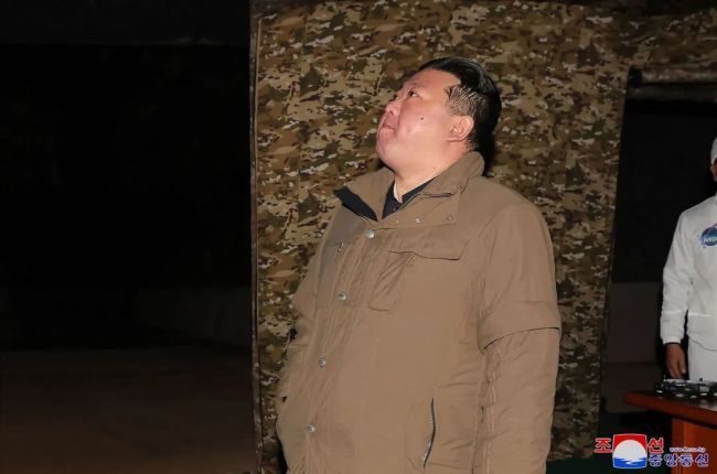 “朝鲜成功发射”！外媒：金正恩察看美军关岛基地照片
