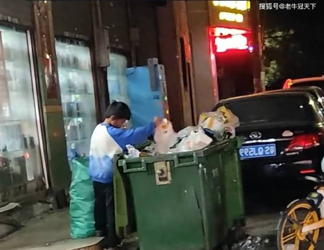 十岁男孩深夜翻垃圾桶，让人感到心酸