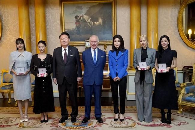 BLACKPINK获颁英国员佐勋章 笑靥如花开心极了