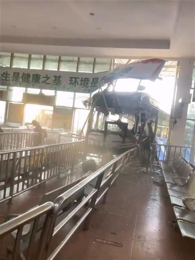 上海公交车碰撞：驾驶员晕厥送医死亡 公交公司称当事司机上半年体检正常