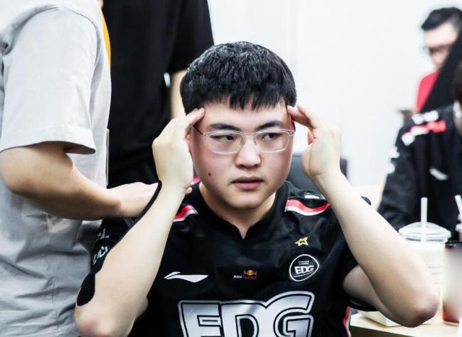 国外网友建议uzi,去lcs不用训练,目前的状态也能在那边称霸5年_新闻频