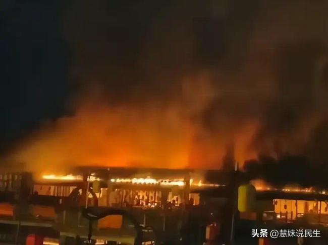 江西宜春一饭店突发火灾！火光照亮天际 无人员被困情况