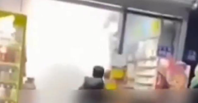 江苏徐州一便利店多名男孩持灭火器打砸，警方已介入调查