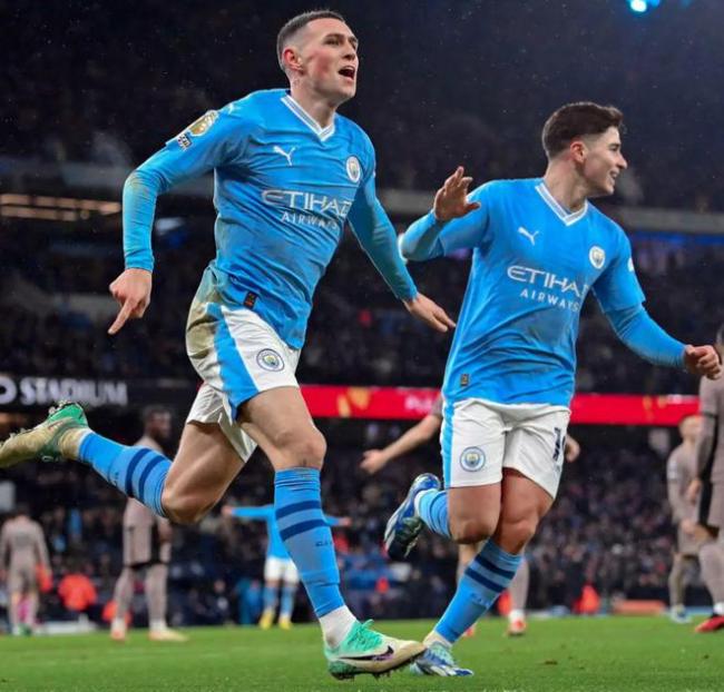 曼城热刺大战裁判抢戏  本场比赛的精彩程度完全不逊于此前曼城客战切尔西那场4比4