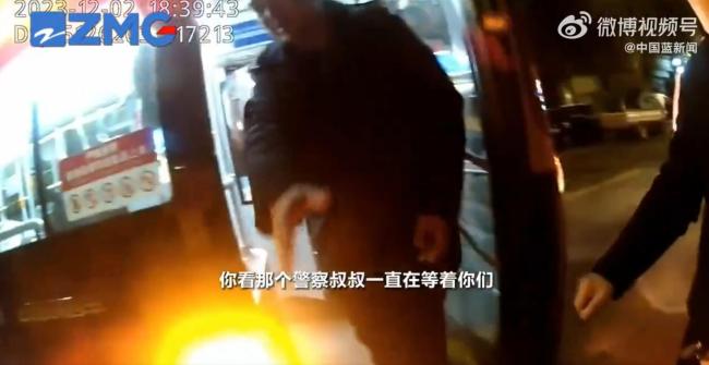 孩子被忘车上民警司机紧急寻人