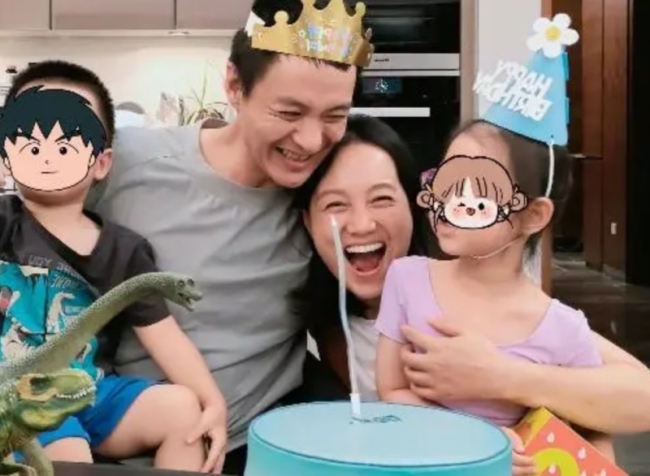 朱丹晒与周一围合照