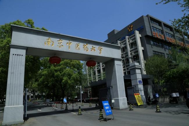 高校回应老师课堂讲解“春宫图”被指露骨
