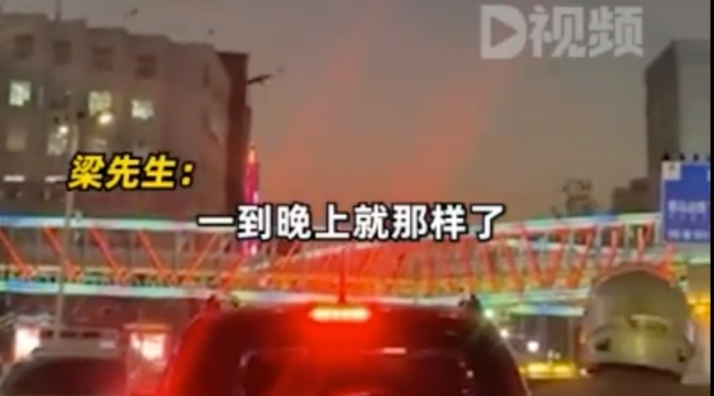 内蒙古街头盘旋上千只乌鸦 当地人习以为常