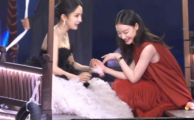 网友吐槽GQ为什么没有主持人 出场设计糟糕透顶成史上最尴尬红毯