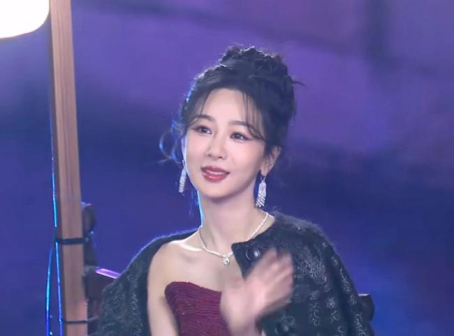 网友吐槽GQ为什么没有主持人 出场设计糟糕透顶成史上最尴尬红毯