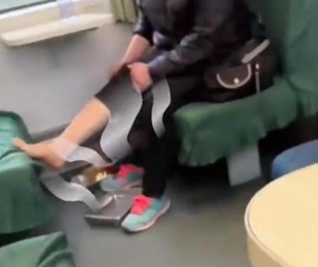 大妈火车上被邻座嫌弃脚臭 直接用茶盘洗脚