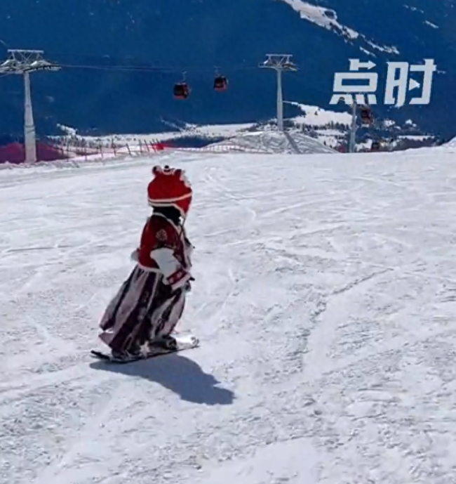 4岁萌娃穿汉服驰骋雪道 丝滑操作宛如御剑飞行