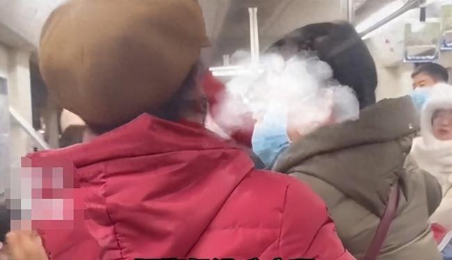 小伙因未让座被老人围攻辱骂 网友：呼叫地铁判官！