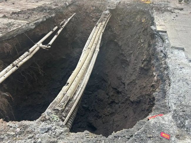 四川自贡一路段地面塌陷1人遇难 消防员到达现场后 立即展开警戒