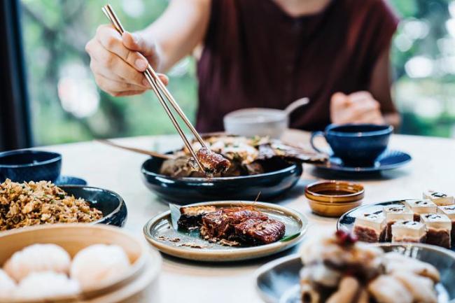 年轻人报复性挤爆3.5分饭店发现了不少明珠蒙尘的好店 高分餐厅不香了?