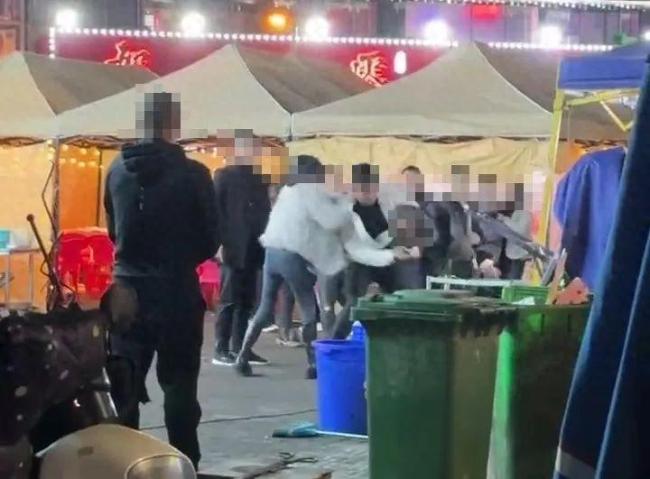 重庆一夜市多人打架爆发激烈冲突 警方已介入！伤者被送医治疗