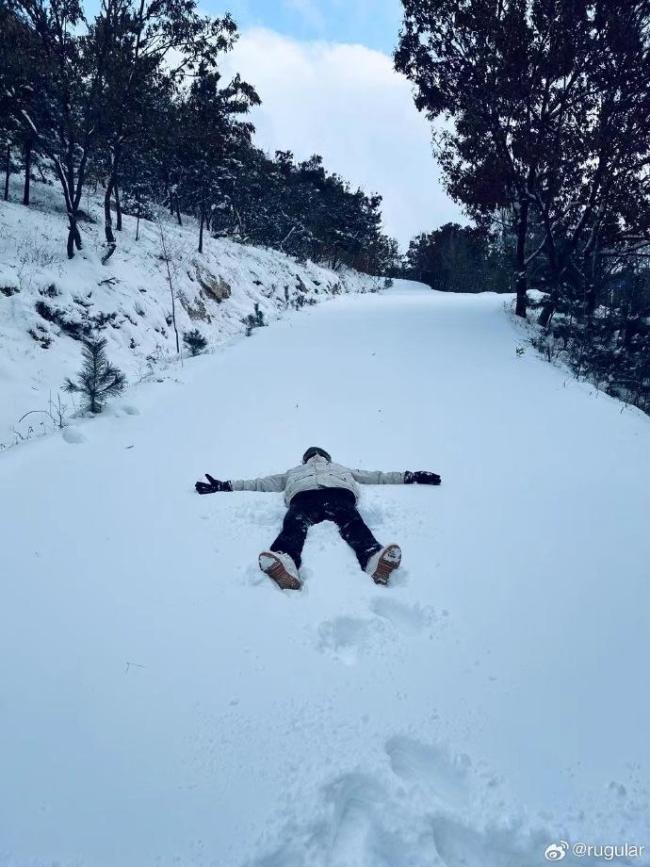 山东威海暴雪积雪厚度惊呆网友 局部可达30厘米以上