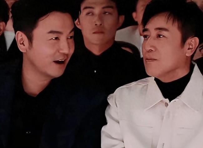 雷佳音和于和伟台下说悄悄话 这下都知道沈腾戴假发了