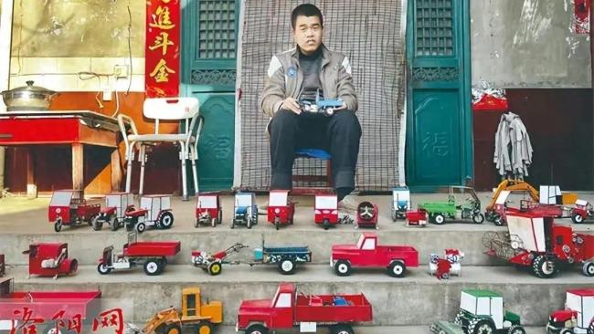 父亲骄傲展示30岁智力障碍儿子手工作品