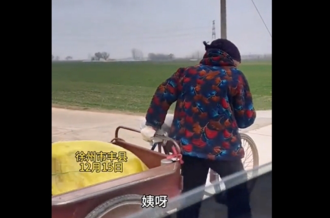 90岁老人迷路 小伙主动送其回家