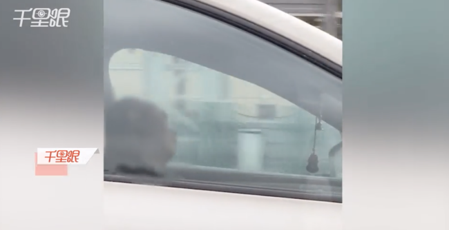 司机高架上开车睡着吓坏路过车辆