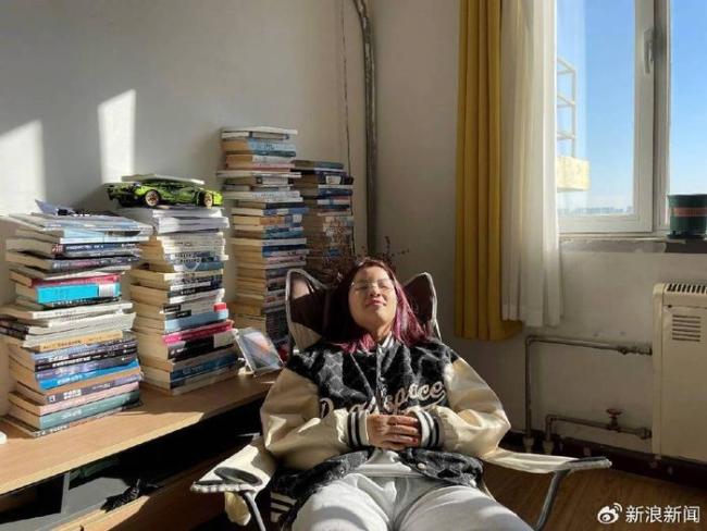 自称211废物女孩爆火后存款翻十倍 年底又离职