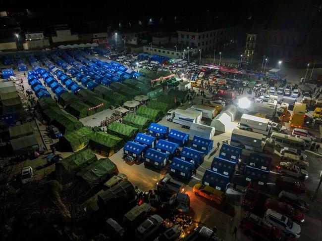 航拍零下14℃的灾后安置点 受灾群众如何度过震后第一夜？