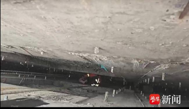 男孩在天台打雪仗失足坠落6米多深的两楼间隙，消防人员紧急救援