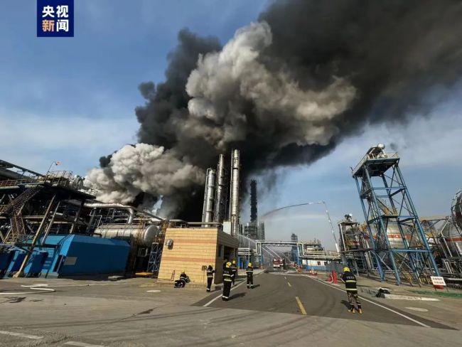 山东淄博一化工厂发生起火爆炸 巨大火球腾空而起