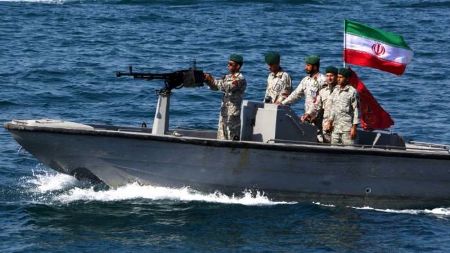 伊朗海军展示多款新型武器，包括射程达1000公里导弹