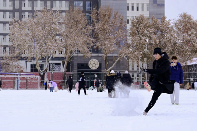 青春在雪地裡放飛了摔跤,舞獅,還有超大雪球!