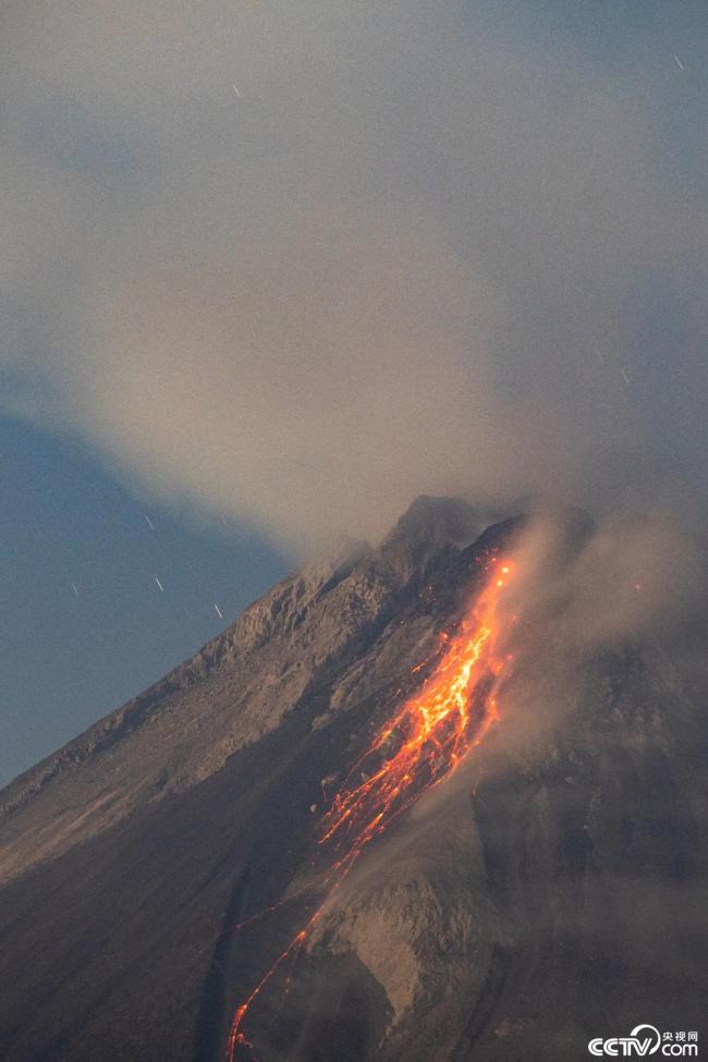 印尼默拉皮火山持续喷发 岩浆汩汩而下