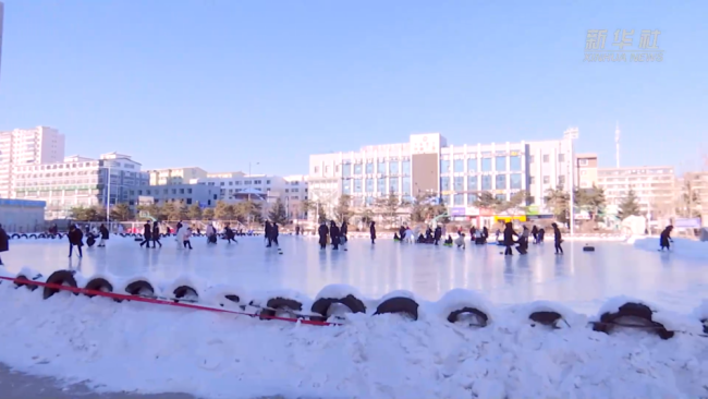 冰車滑行,冰上雪圈等趣味活動校園內,學生們進行了雪場拔河在校園裡