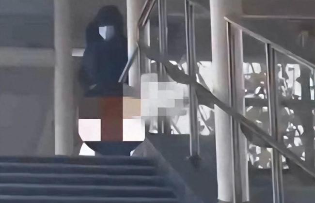 女子地铁站遇暴露狂男子裸露下体， 旁边女生的反应亮了拍摄留证并报警