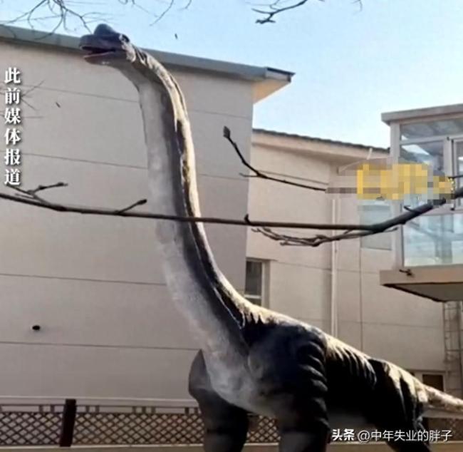 北京15米高恐龙移走了，这下大爷能睡着了