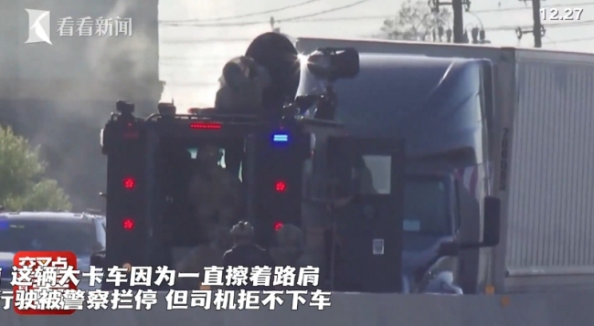 美国：违规卡车司机拒不下车 警察叫来装甲撞槌